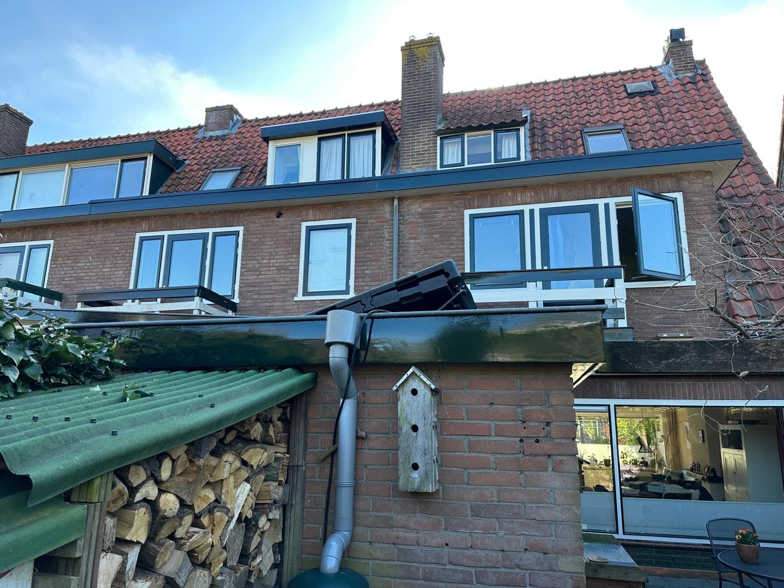 Achtergevel van een rij jaren-30 woningen met het geschilderde balkon en de kozijnen