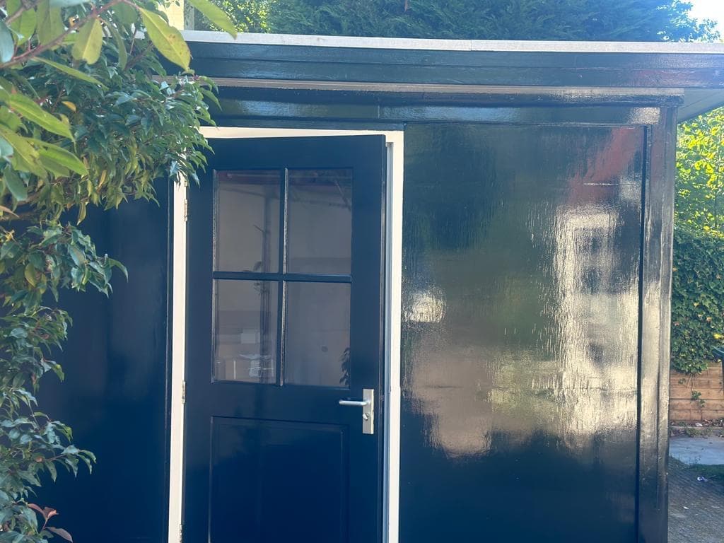 Tuinhuis in hoogglans diepblauw met witte deur