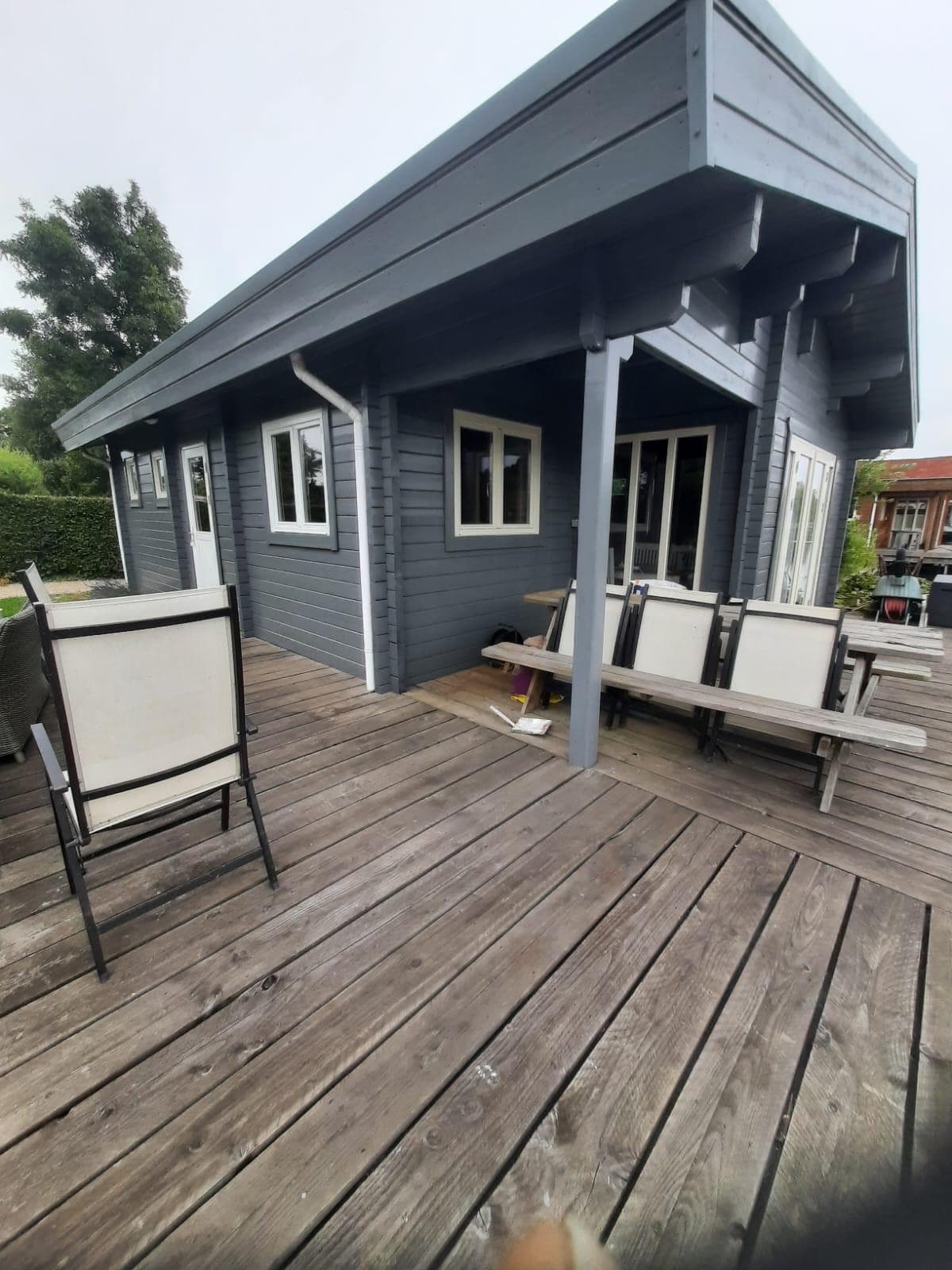 Veranda en terras van de houten woning na oplevering
