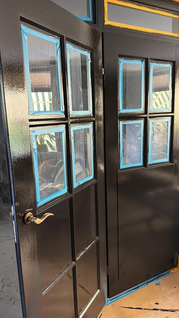 Deuren in hoogglans met de beglazing afgeplakt met tape
