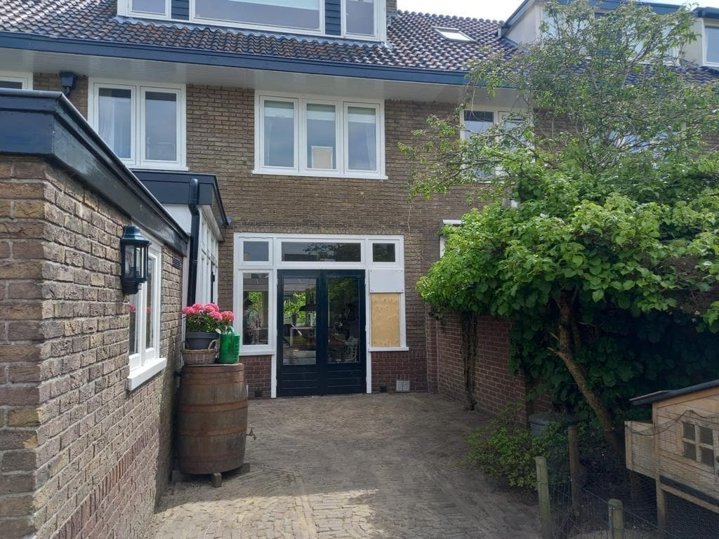 Achtergevel met nieuwe kozijnen en donkergroene tuindeuren