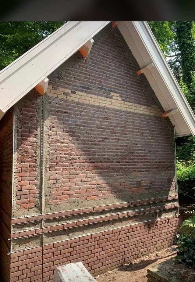 Topgevel van het koetshuis met verse voegen in het metselwerk