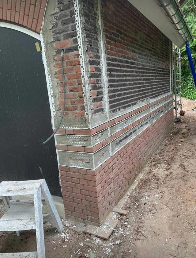 Wapeningsgaas over het metselwerk als drager voor de stuclaag